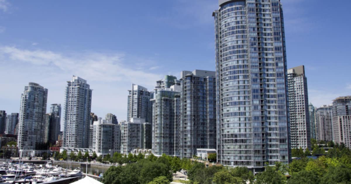 Buffett Bullish on Canada But Not as Much on Its Housing: Globe