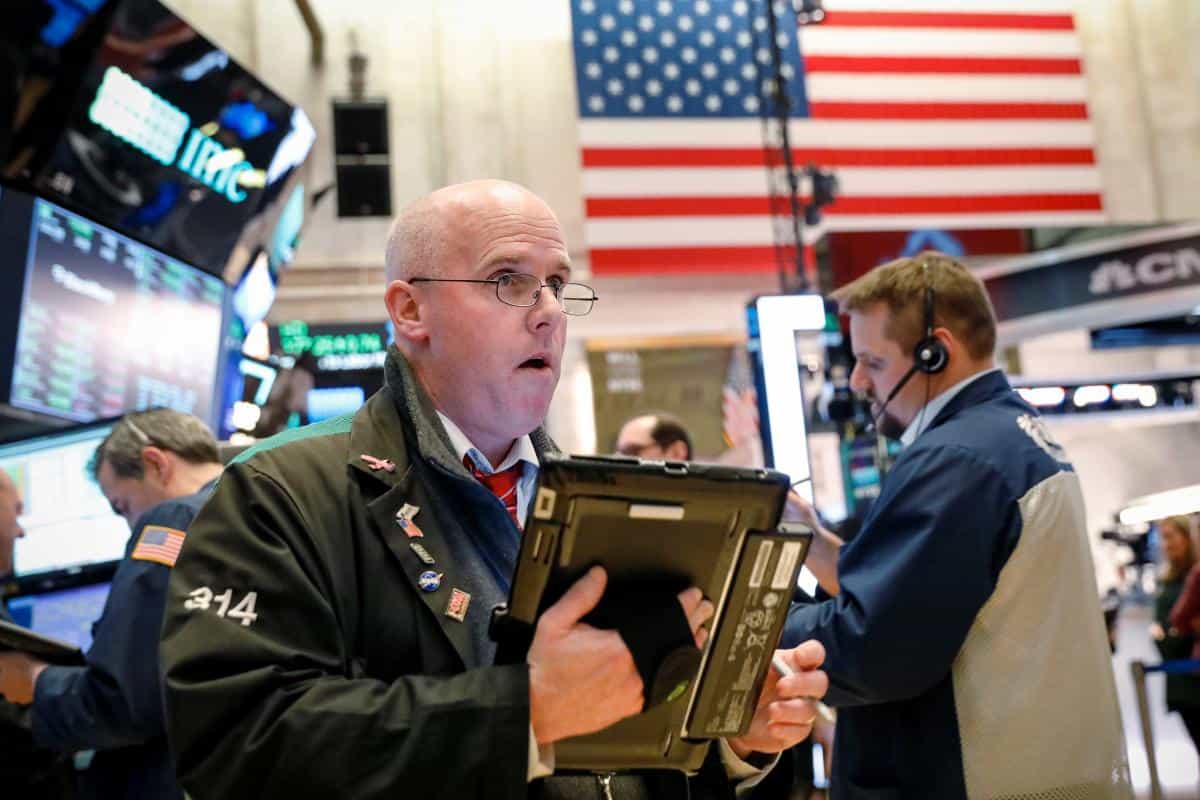 Wall Street Falls as Bank Stocks, Syria Conflict Weigh