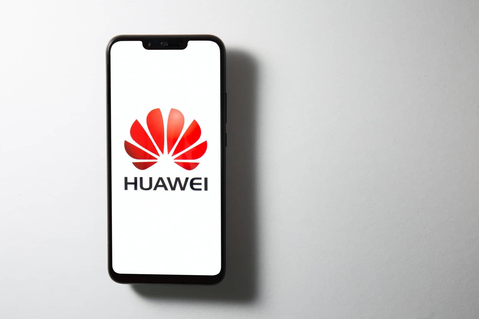 Huawei’s lock screens unexpectedly turn into advertisements