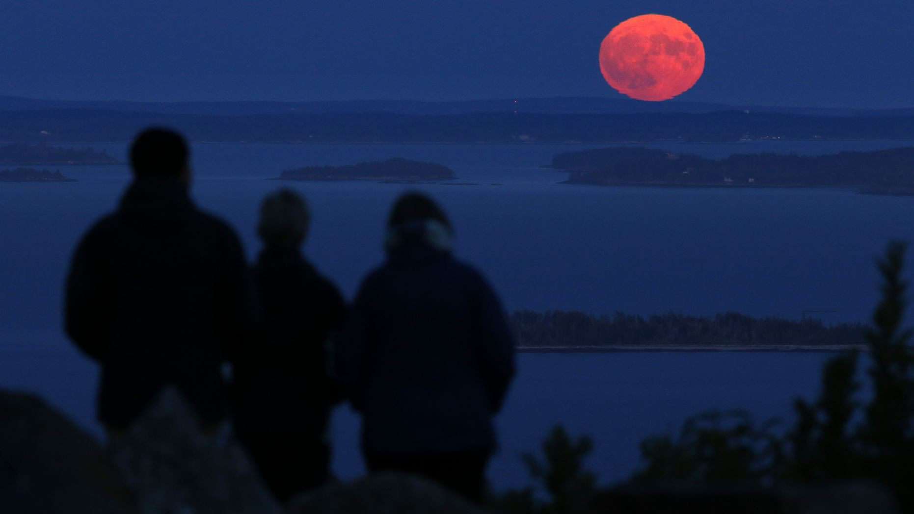 Friday the 13th harvest moon thrills skywatchers