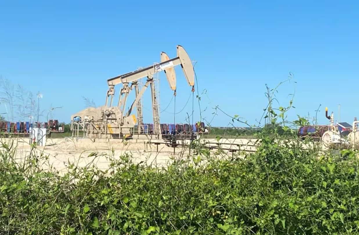 Oil climbs over 1% on drop in Russia exports, Red Sea jitters